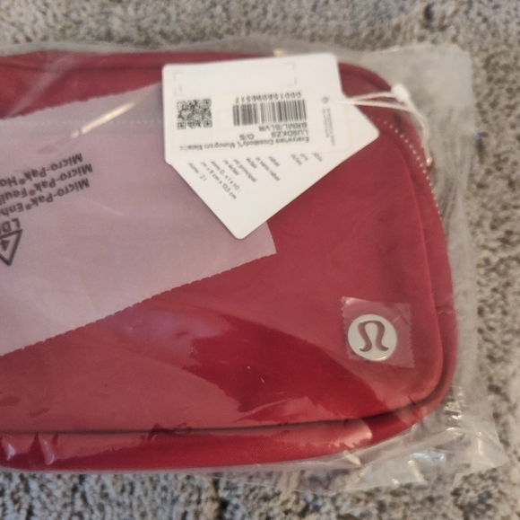 NWT LululemonEverywhere Crossbody Bag 2L Monogram Metallic (Silver) Berry Rumble - Picture 9 of 9